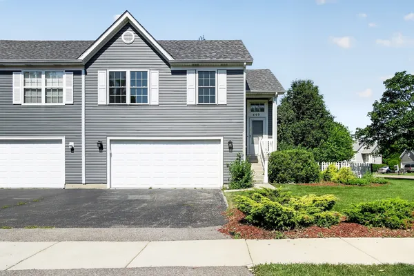 $349,900 | 440 Newport Circle, Oswego, IL 60543