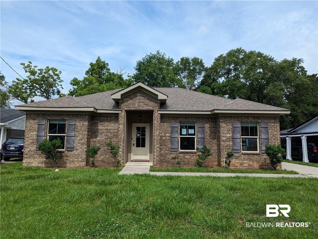 659 Bond Street Mobile, AL 36607 - Photo 1 of 10 View of front facade with a front yard