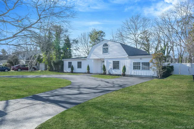 $599,000 | 20 Matsunaye Drive, Medford, NY 11763