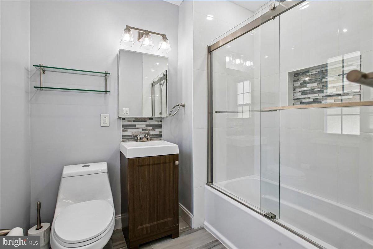 1305 Key Drive Alexandria, VA 22302 - Photo 18 of 64 a bathroom with a sink a toilet and shower