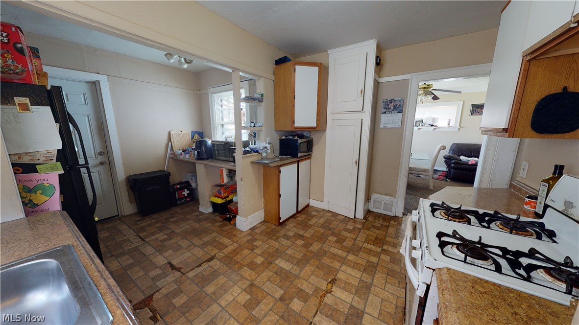 3285 Tullamore Road Cleveland, OH 44118 - Photo 8 of 22 Gallery Image 8