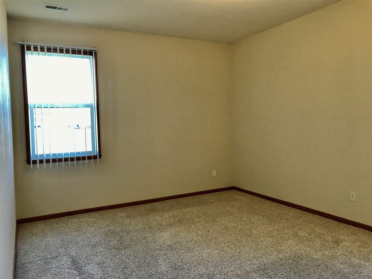 15612 Stonecrest Road South Beloit, IL 61080 - Photo 8 of 14 an empty room with a window