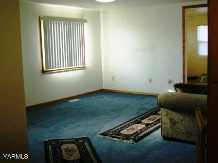 6303 Bell Road Yakima, WA 98901 - Photo 8 of 17 a room with furniture and a window