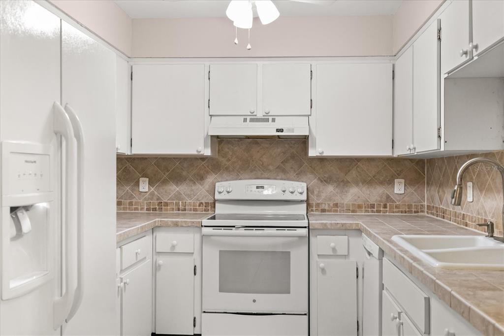 2101 Sunset Point Road, Unit 2703 Clearwater, FL 33765 - Photo 9 of 27 Gallery Image 9