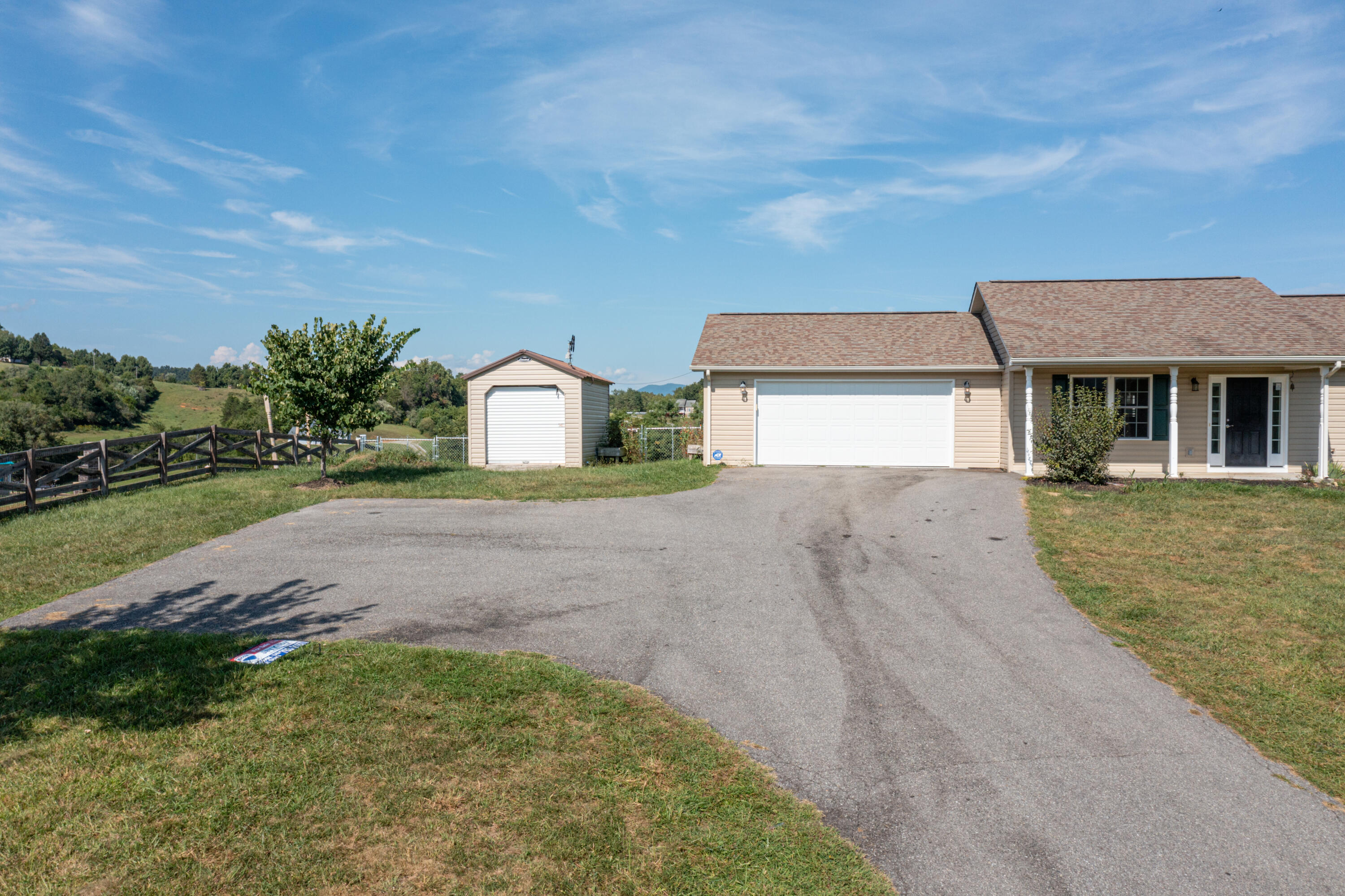 520 Blue Ridge Turnpike Fincastle, VA 24090 - Photo 7 of 22 Parking, Garage, and Building