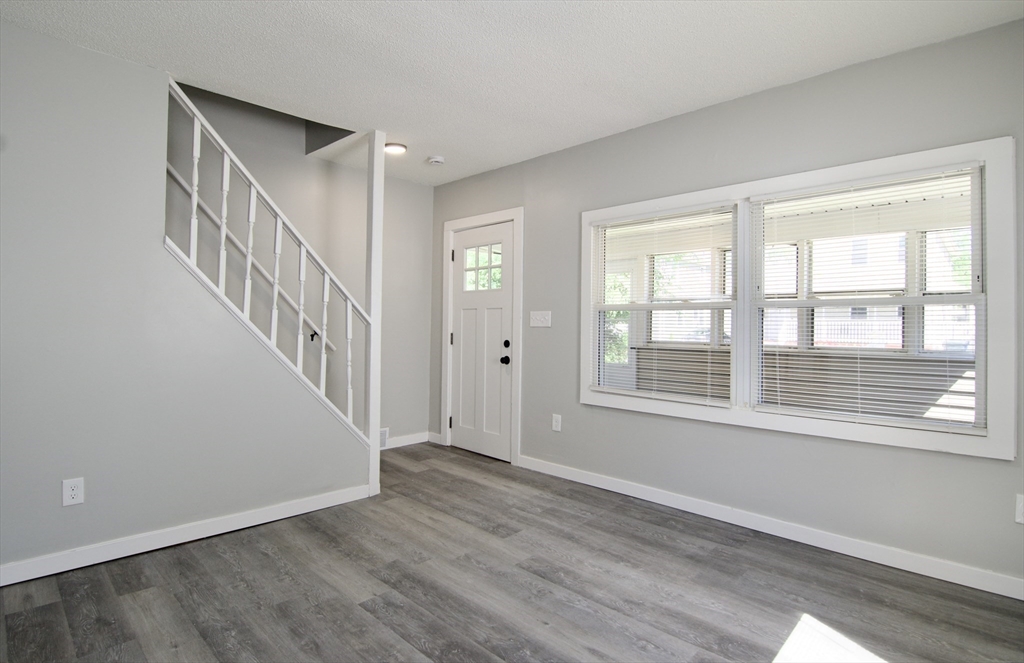 69 Manhattan Street Springfield, MA 01109 - Photo 7 of 36