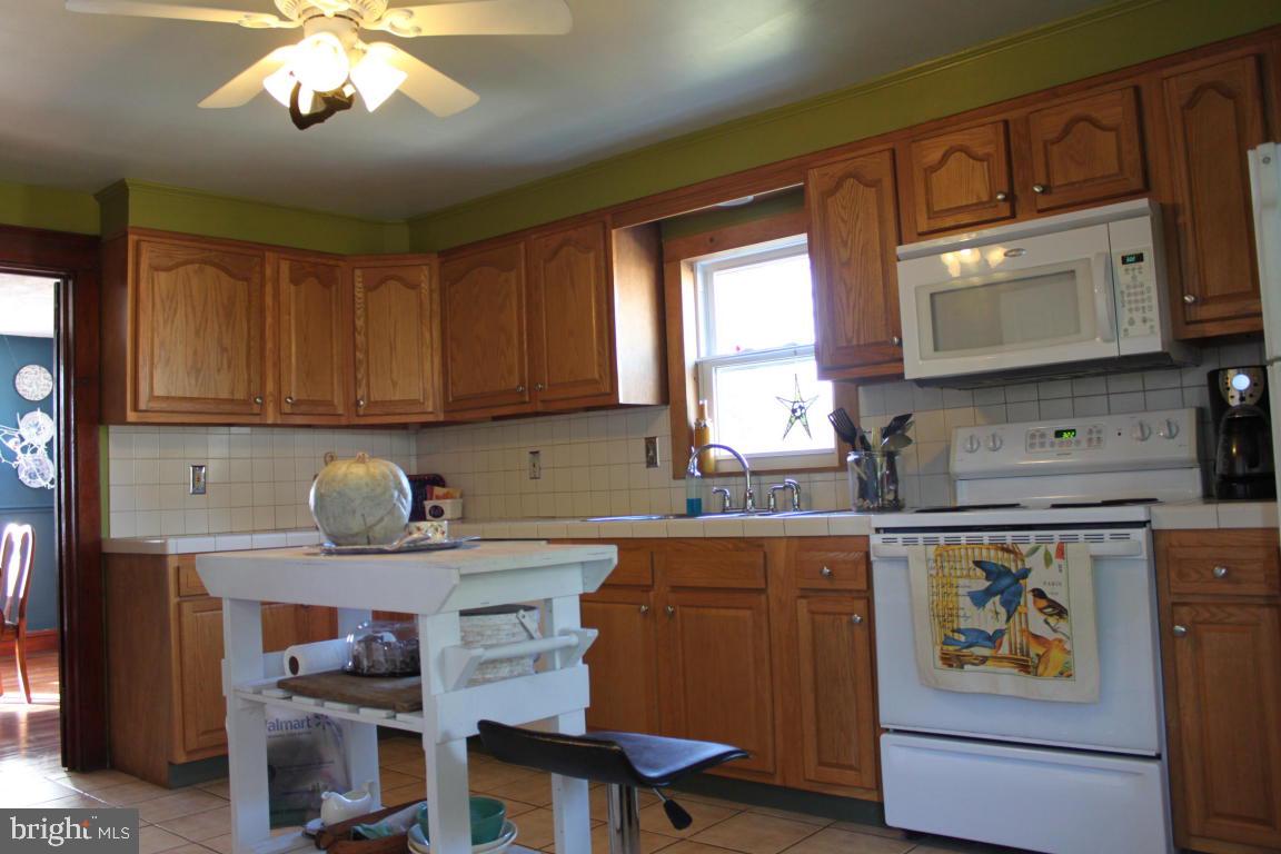 1444 Oregon Road Leola, PA 17540 - Photo 3 of 28
