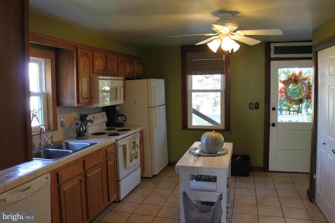 1444 Oregon Road Leola, PA 17540 - Photo 5 of 28