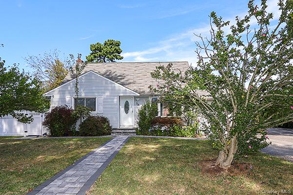 39 Inchcape Road Bay Shore, NY 11706 - Photo 1 of 1 View of front of property