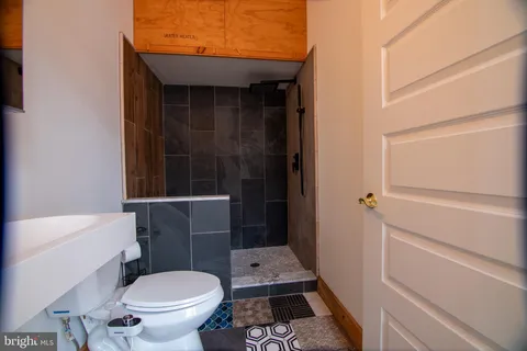 a bathroom with a toilet and a shower