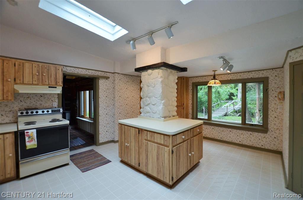 31395 West Nine Mile Road Farmington Hills, MI 48336 - Photo 11 of 40