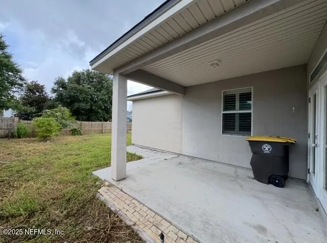 a view of a backyard