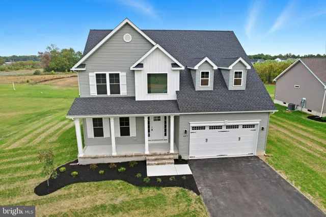 a view of a yard in front of house