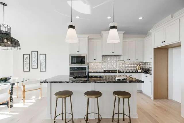 $687,852 | 4211 West 158th Terrace, Overland Park, KS 66224