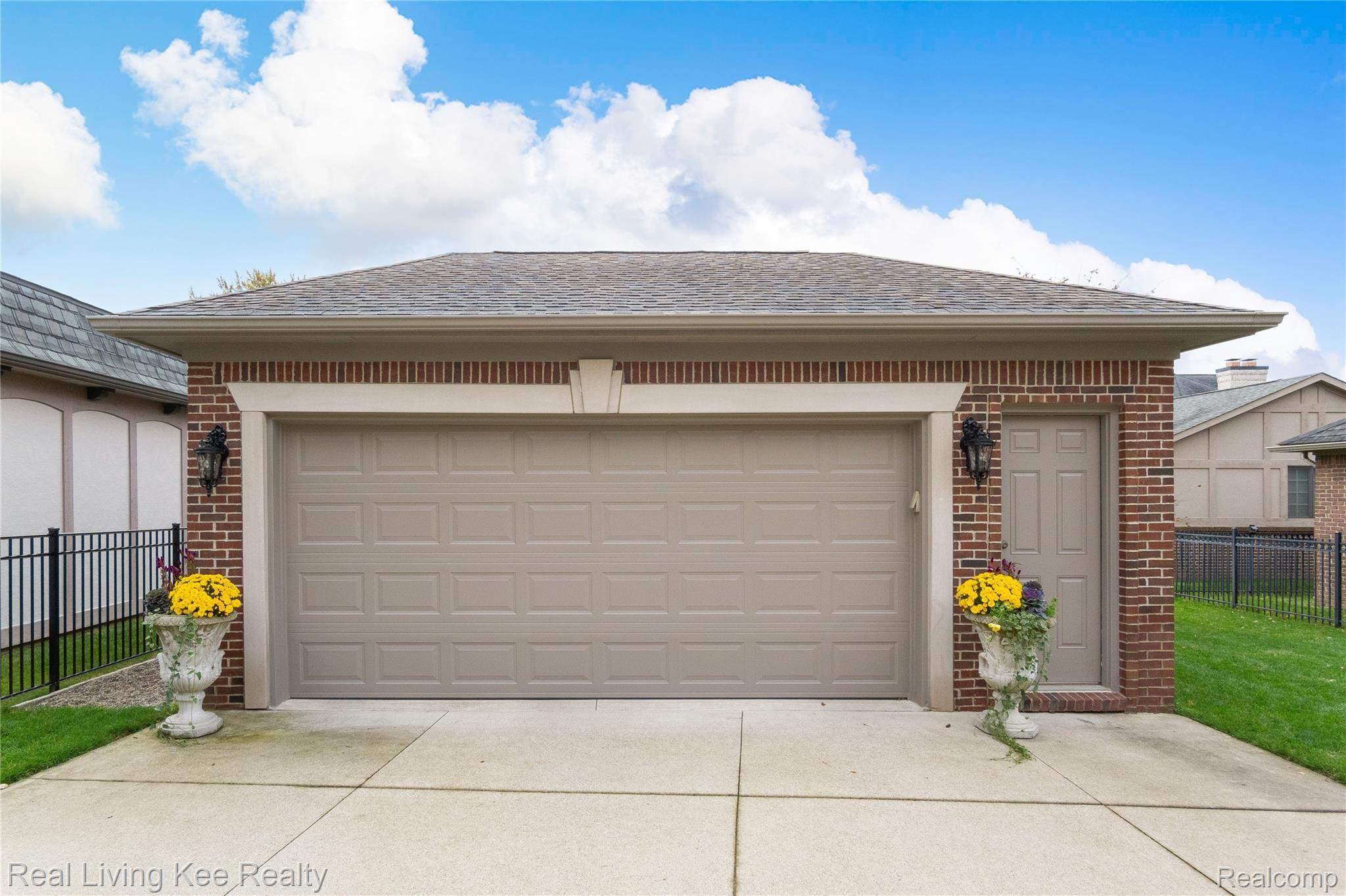309 Ferndale Avenue Rochester, MI 48307 - Photo 10 of 75 Exteriors (6 of 12).jpg