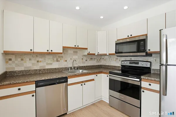 $2,200 | 83 Hilltop Drive, Unit 83, Simsbury, CT 06089