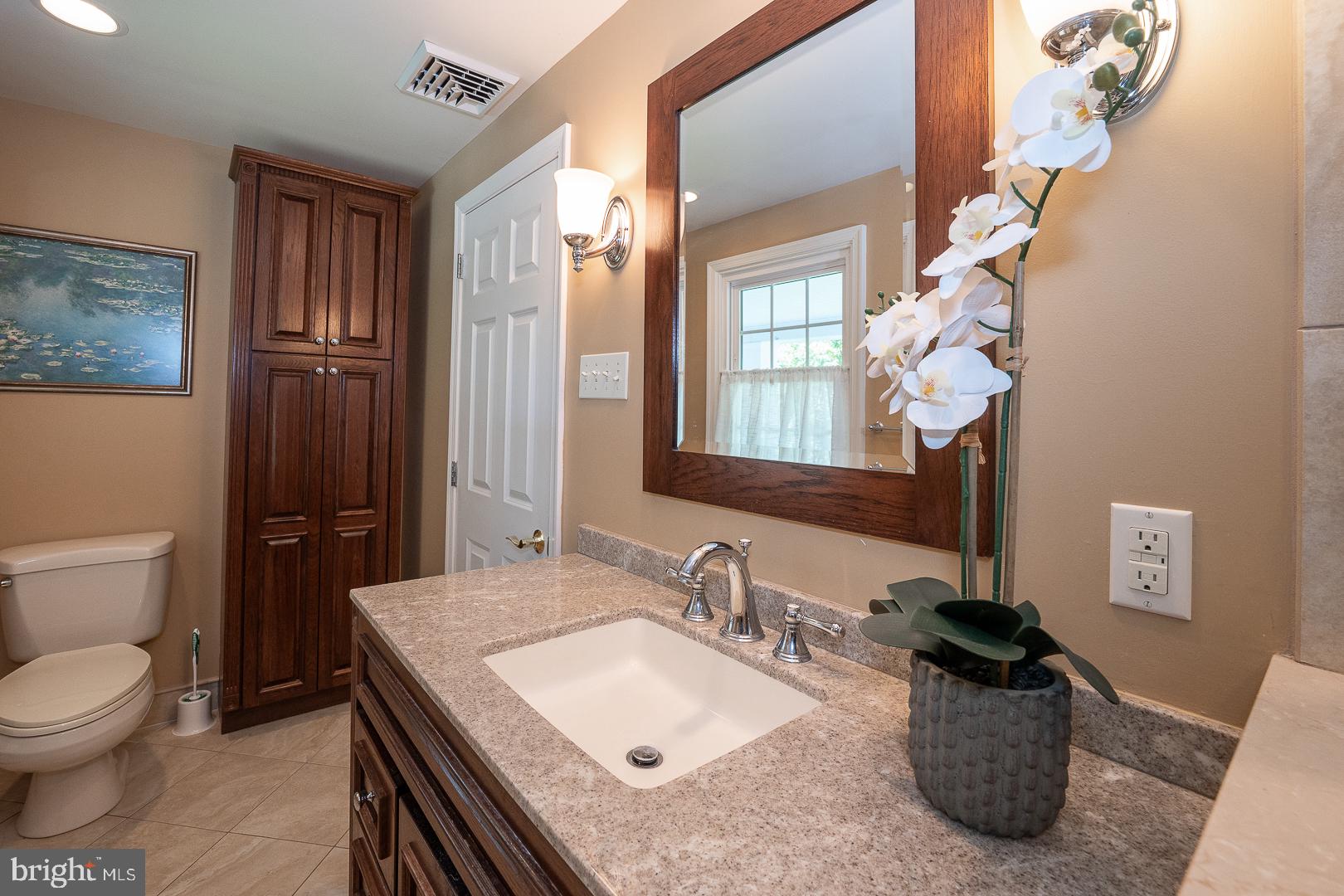127 Kynlyn Road Wayne, PA 19087 - Photo 30 of 55 Renovated Ensuite Bathroom - built-in linen closet