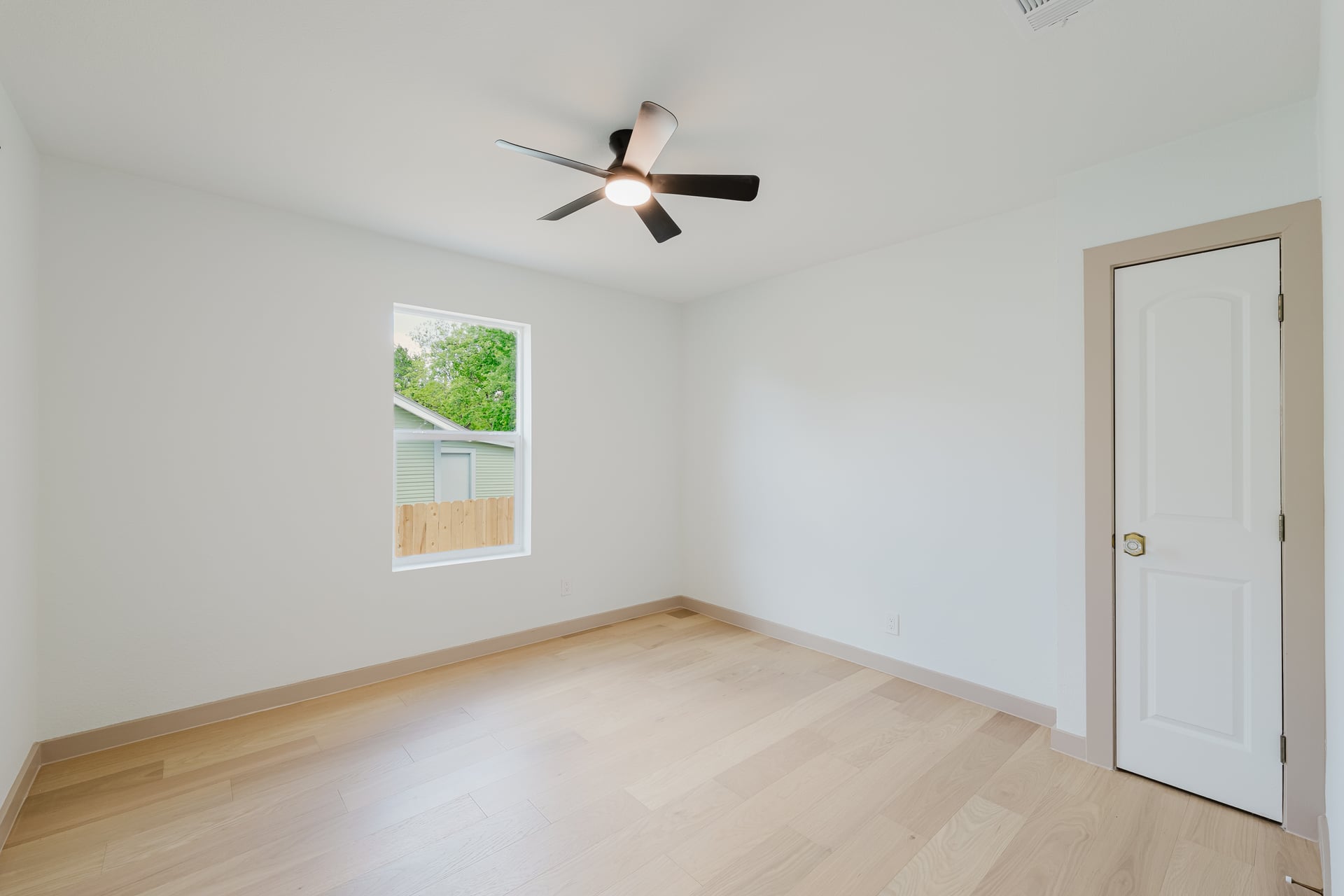 1905 East 21st Street Austin, TX 78722 - Photo 15 of 27 an empty room with windows