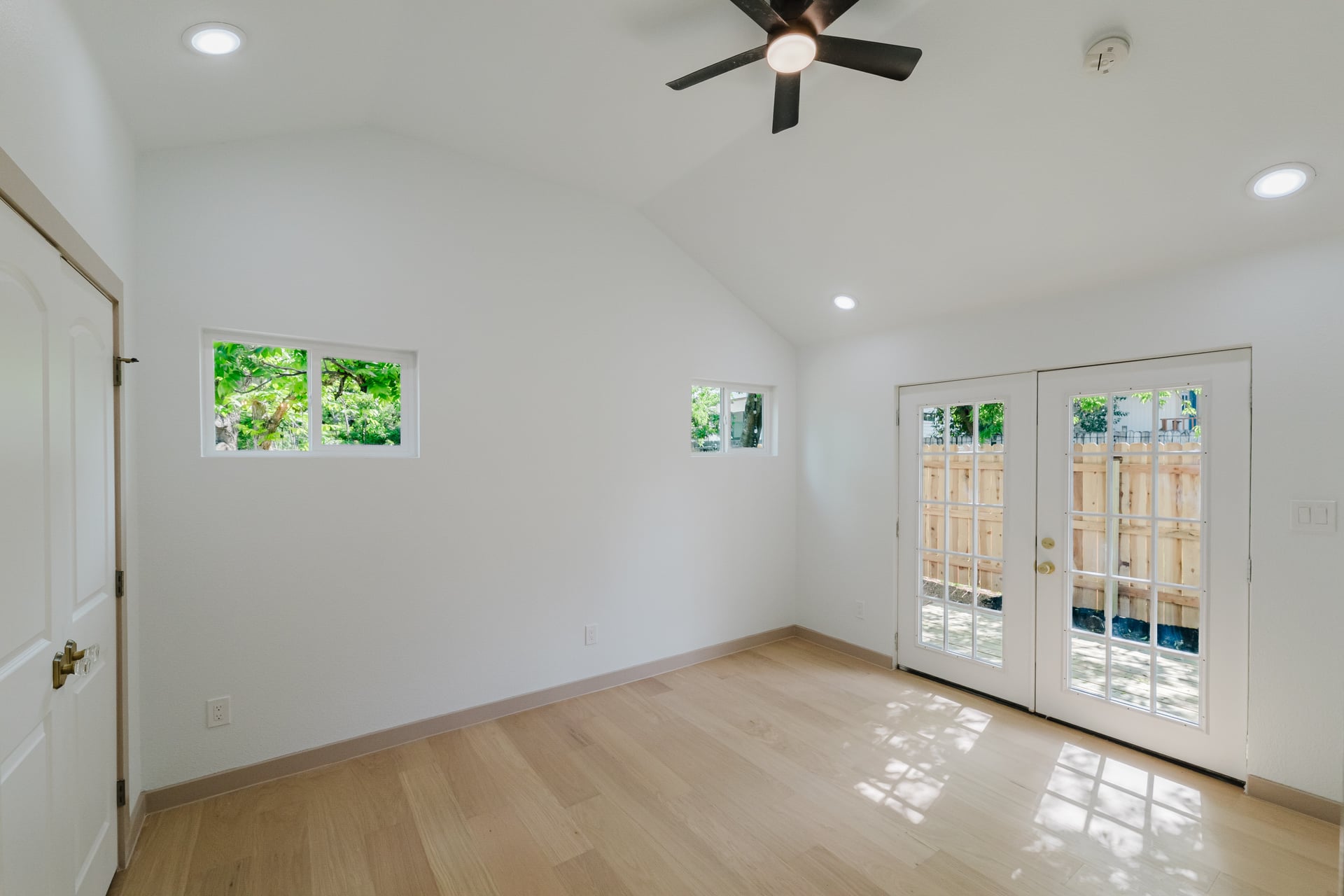 1905 East 21st Street Austin, TX 78722 - Photo 19 of 27 an empty room with windows