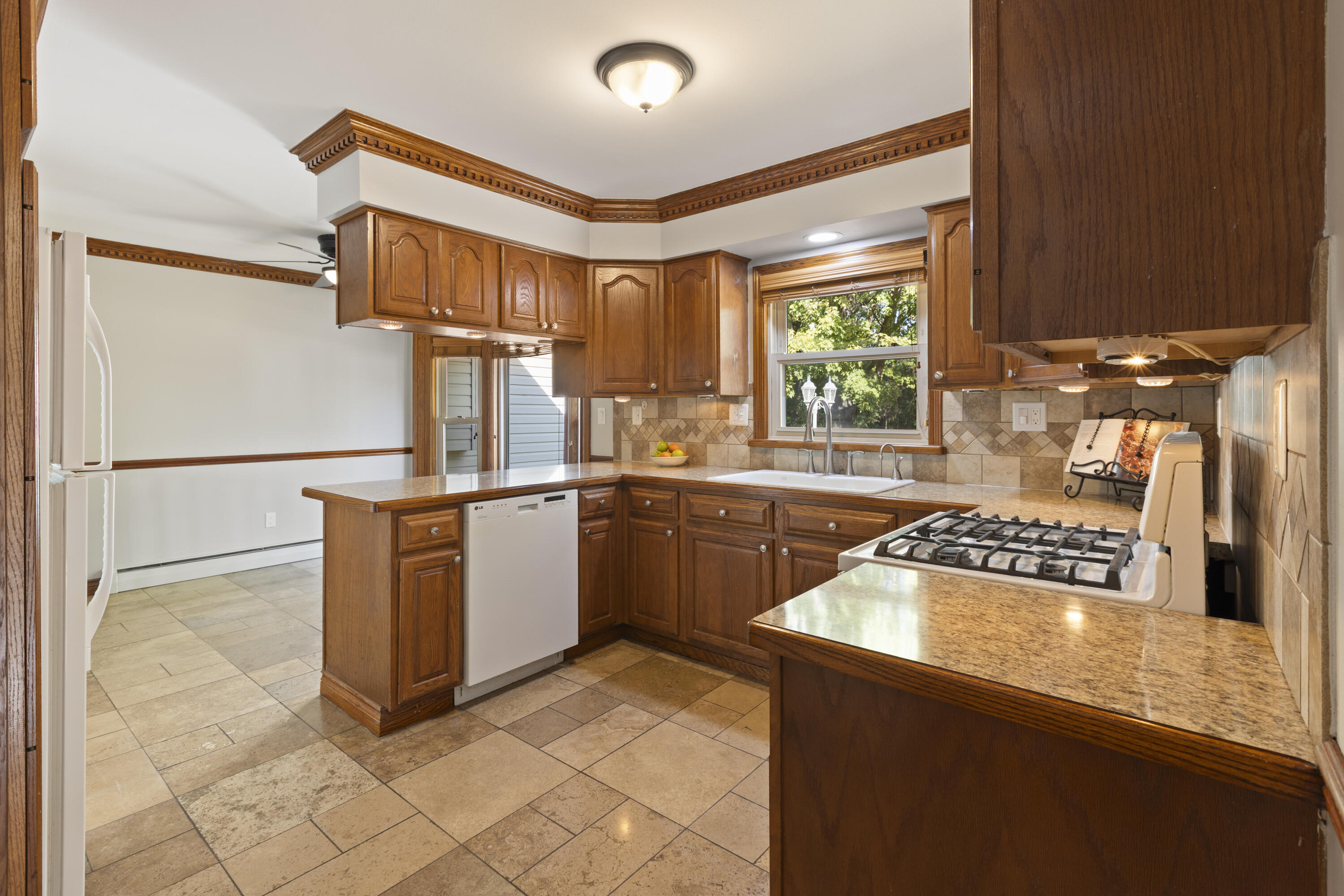 22642 Carter Road Trenton, MI 48183 - Photo 8 of 47 3H7A6564