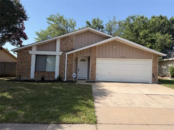 $1,995 | 1206 Brook Hill Lane, Arlington, TX 76014