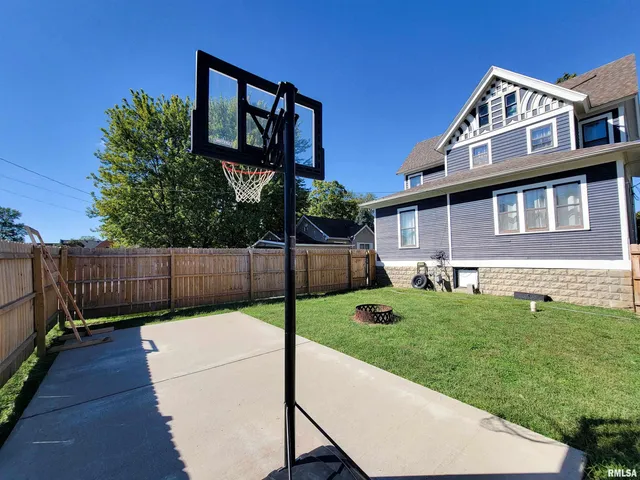 $168,500 | 216 East 3rd Street, Flora, IL 62839