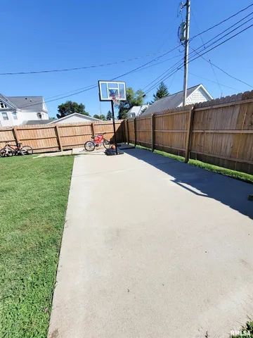 $168,500 | 216 East 3rd Street, Flora, IL 62839