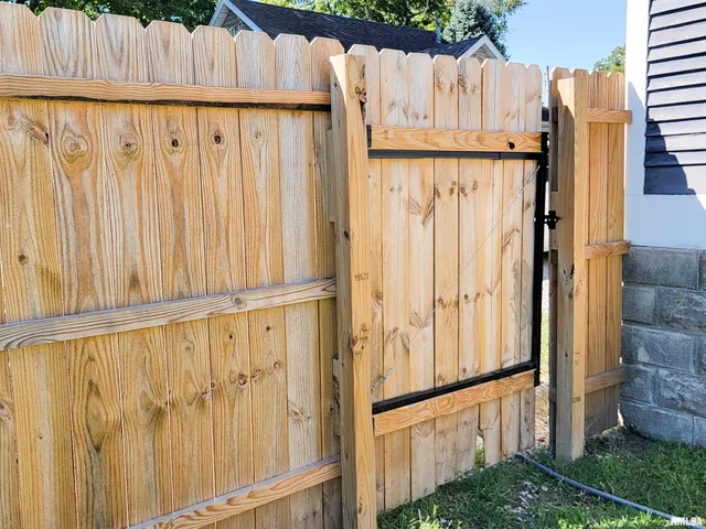 $168,500 | 216 East 3rd Street, Flora, IL 62839