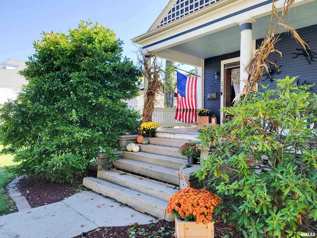 $168,500 | 216 East 3rd Street, Flora, IL 62839