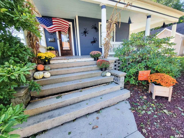 $168,500 | 216 East 3rd Street, Flora, IL 62839