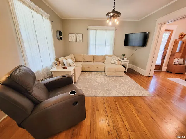 $168,500 | 216 East 3rd Street, Flora, IL 62839