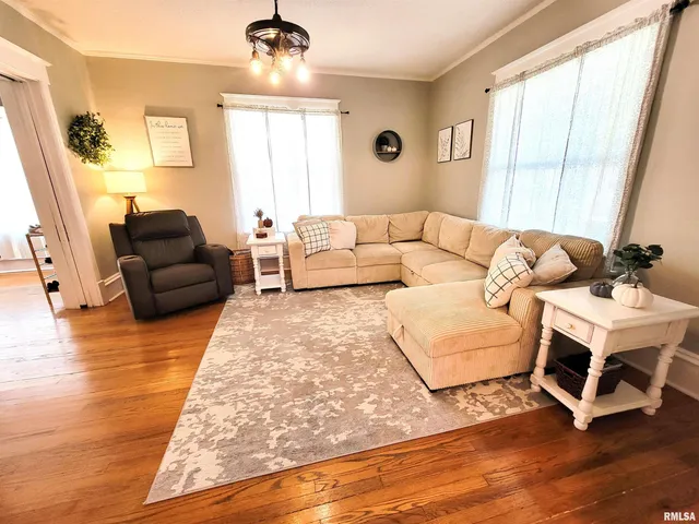 $168,500 | 216 East 3rd Street, Flora, IL 62839