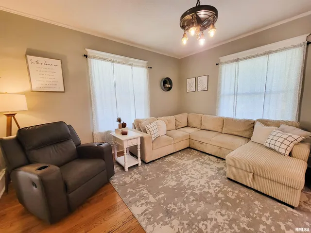 $168,500 | 216 East 3rd Street, Flora, IL 62839