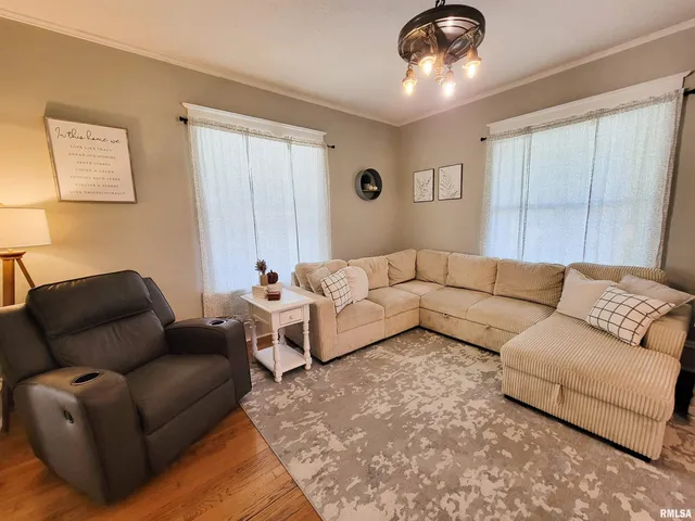 $168,500 | 216 East 3rd Street, Flora, IL 62839