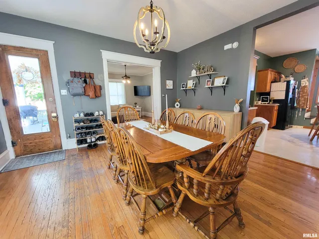 $168,500 | 216 East 3rd Street, Flora, IL 62839