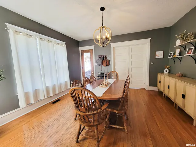 $168,500 | 216 East 3rd Street, Flora, IL 62839