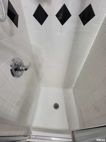 $168,500 | 216 East 3rd Street, Flora, IL 62839