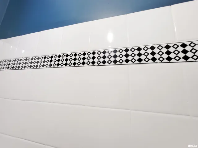 $168,500 | 216 East 3rd Street, Flora, IL 62839