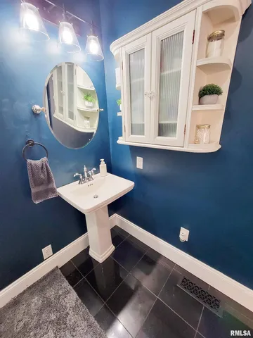 $168,500 | 216 East 3rd Street, Flora, IL 62839