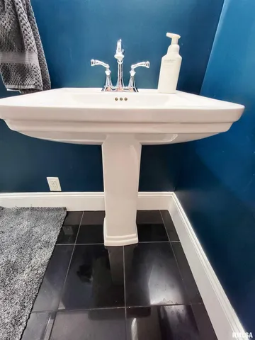 $168,500 | 216 East 3rd Street, Flora, IL 62839