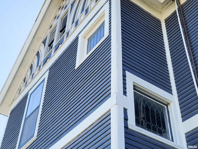 $168,500 | 216 East 3rd Street, Flora, IL 62839