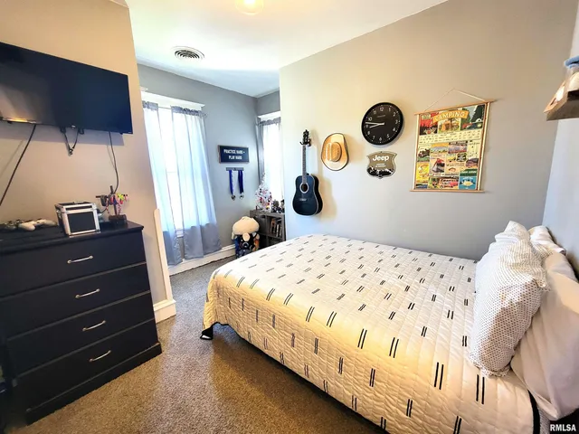 $168,500 | 216 East 3rd Street, Flora, IL 62839