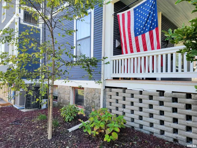 $168,500 | 216 East 3rd Street, Flora, IL 62839