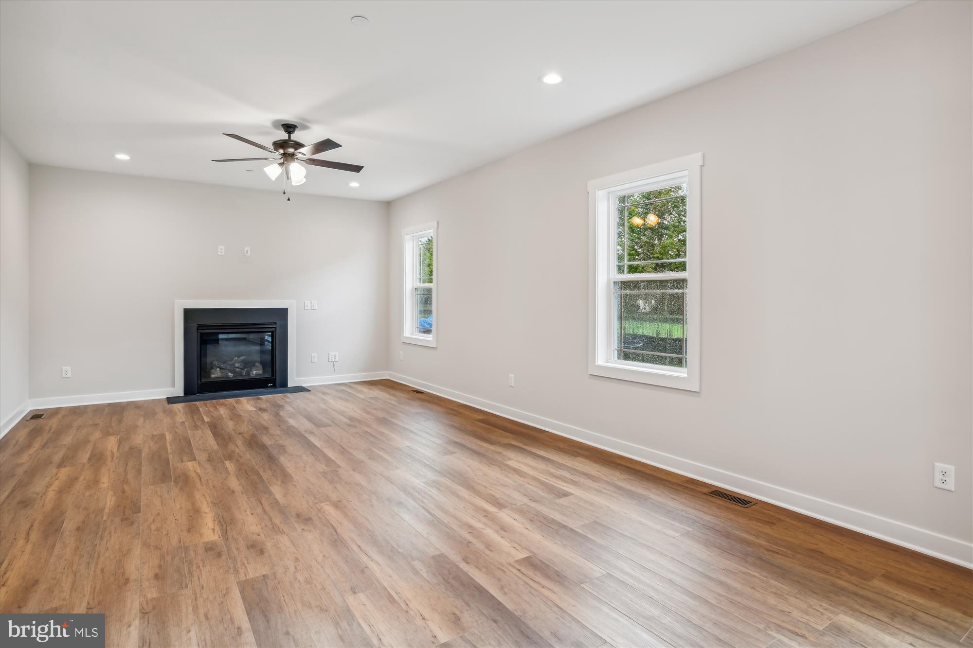 312 Caldwell Road Pasadena, MD 21122 - Photo 17 of 70 Living Room
