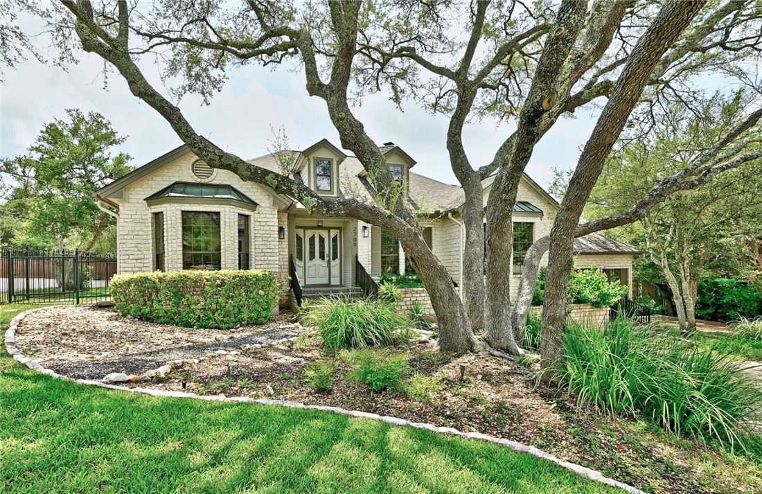 a house that is sitting in middle of the grass