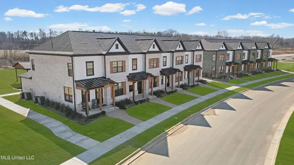 $299,900 | 713 Bolivar Drive, Nesbit, MS 38651