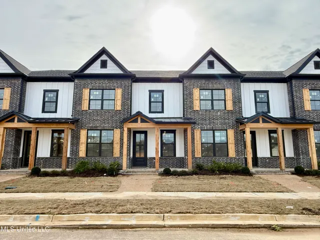 $299,900 | 713 Bolivar Drive, Nesbit, MS 38651