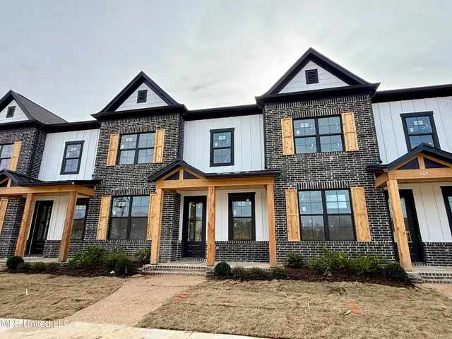 $299,900 | 713 Bolivar Drive, Nesbit, MS 38651