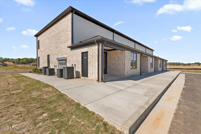 $299,900 | 713 Bolivar Drive, Nesbit, MS 38651