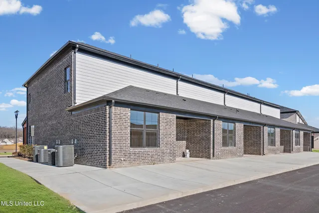 $299,900 | 713 Bolivar Drive, Nesbit, MS 38651